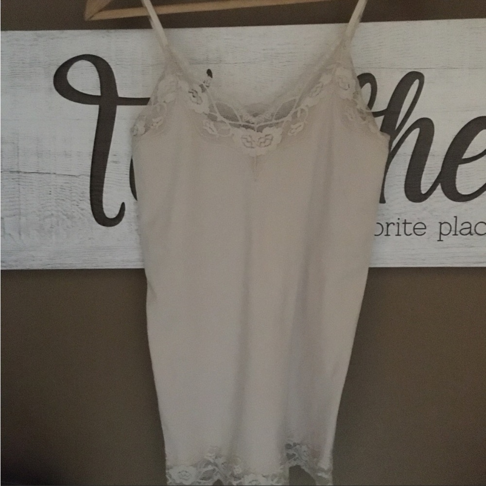 🥰 ✨5 for $20✨ Cream lace camisole